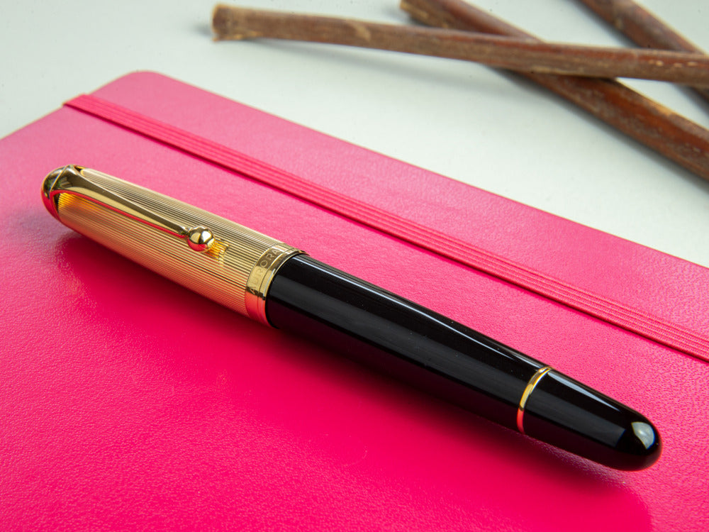 Pluma Estilográfica Aurora 88 Big, Resina Negra, Adornos en oro, 801