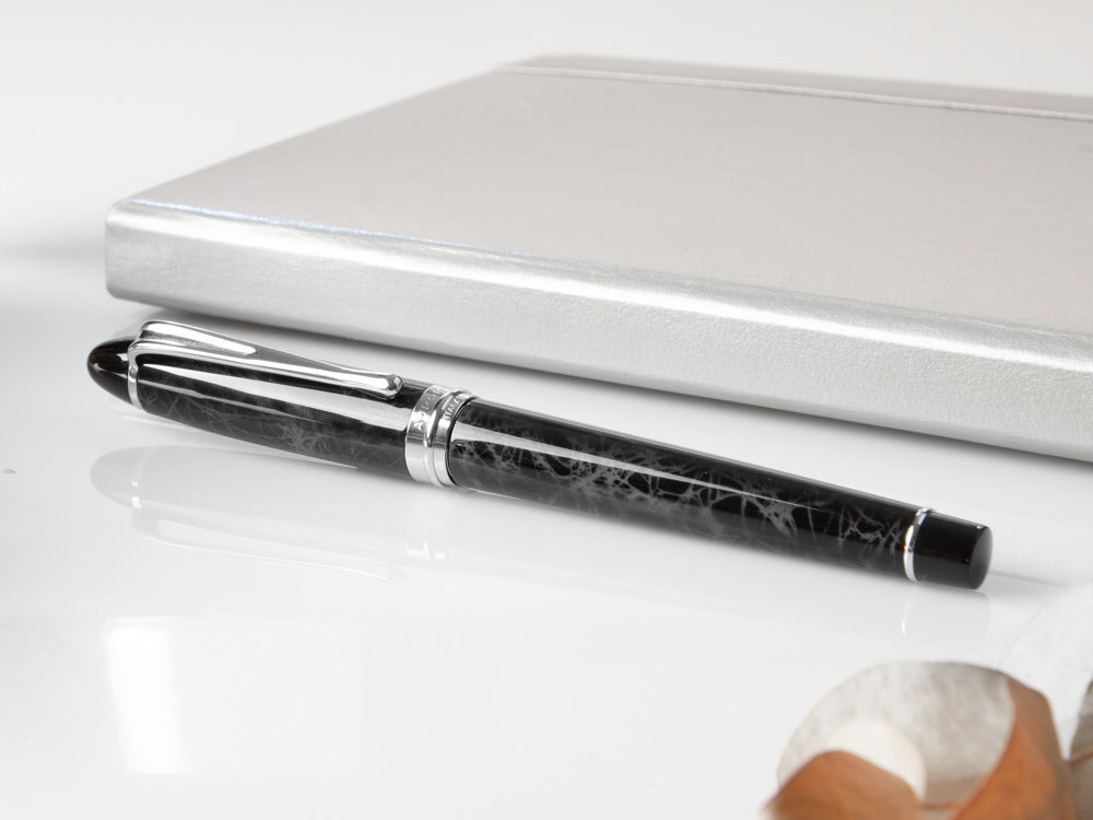 Pluma Estilográfica Aurora Ipsilon, Resina gris, Adornos cromados, b13CG