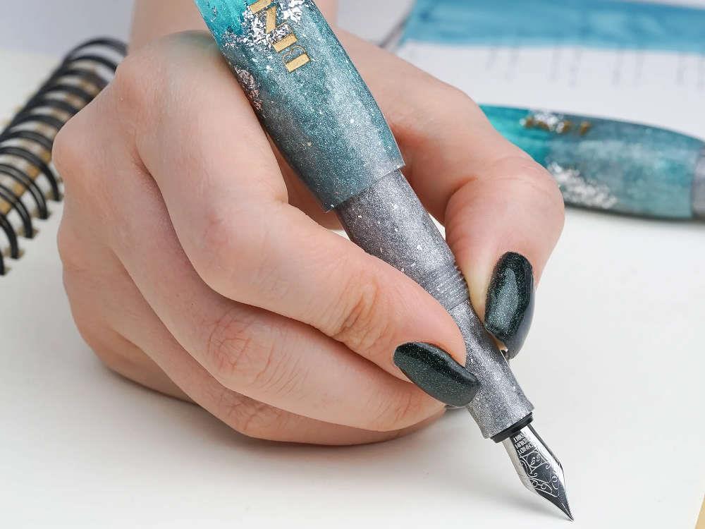 Pluma Estilográfica Benu Pixie Aqua Glow, Turquesa, 24.2.2.5.0