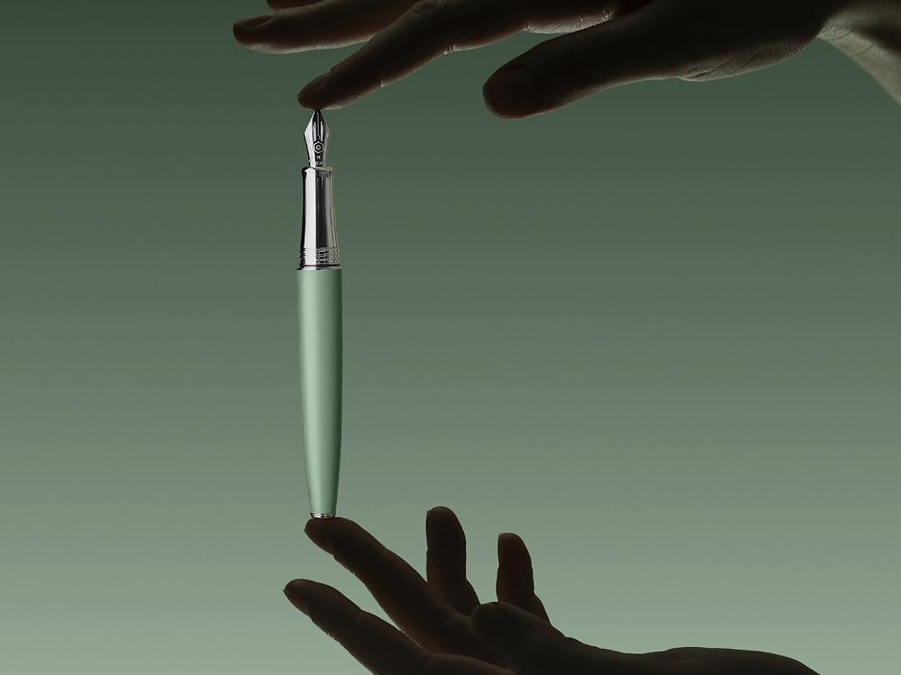 Pluma Estilográfica Caran d'Ache Léman Slim Vert de Gris, 4791.713