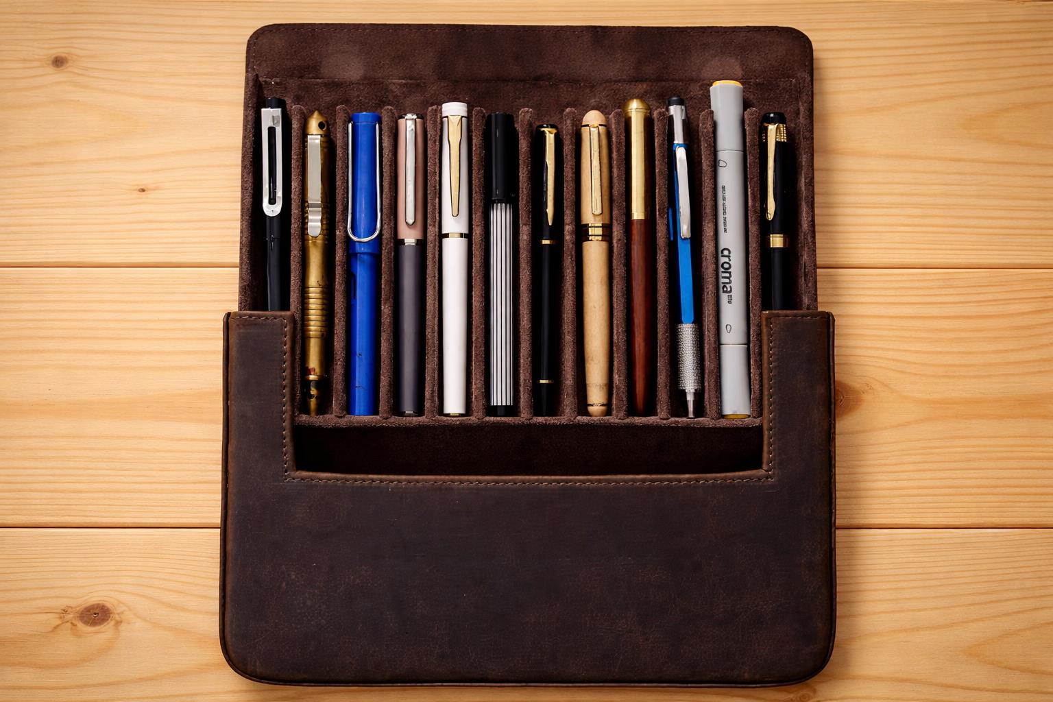 Estuche Iguana Marrón, 12 Piezas de Escritura
