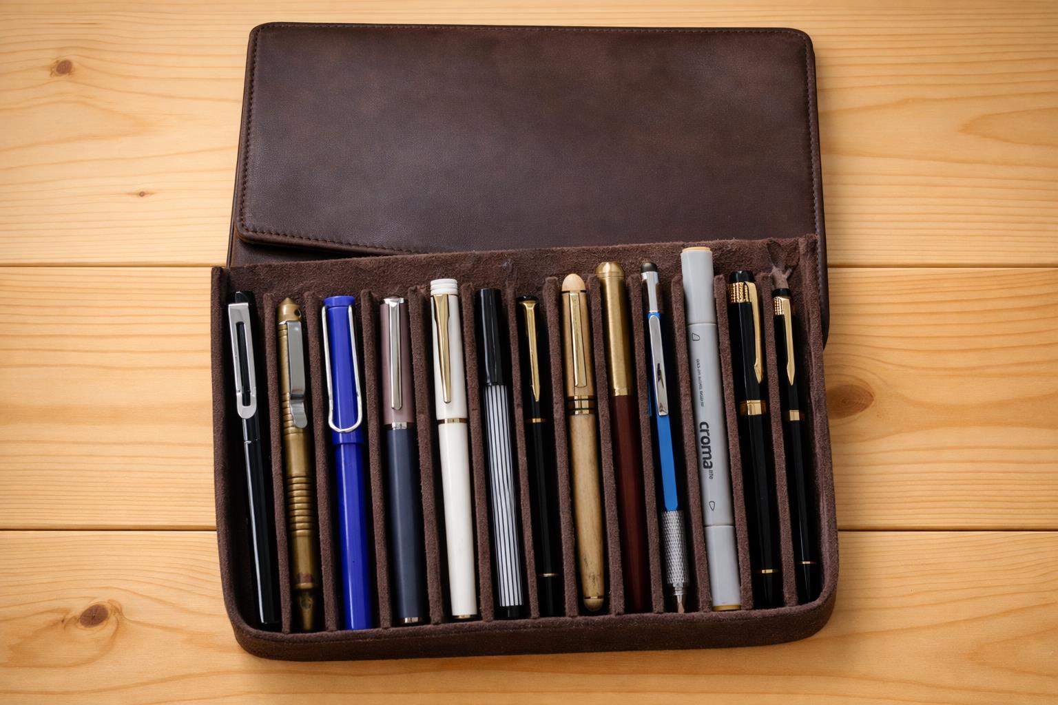 Estuche Iguana Marrón, 12 Piezas de Escritura