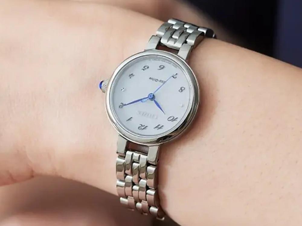 Reloj de Cuarzo Citizen Lady, Eco Drive E031, 27.7 mm, Plata, EM0990-81A