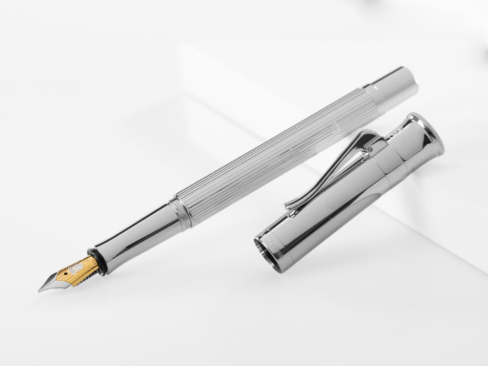 Estilográfica Graf von Faber-Castell Classic, Adornos platino