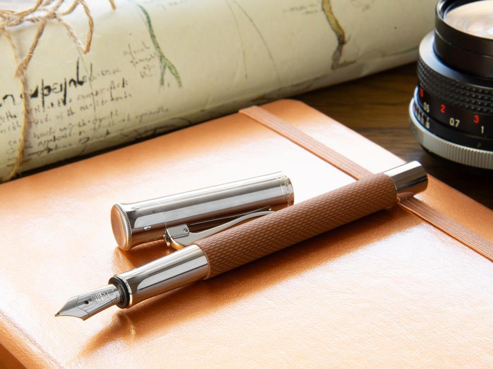 Estilográfica Graf von Faber-Castell Guilloche, Resina preciosa, Coñac