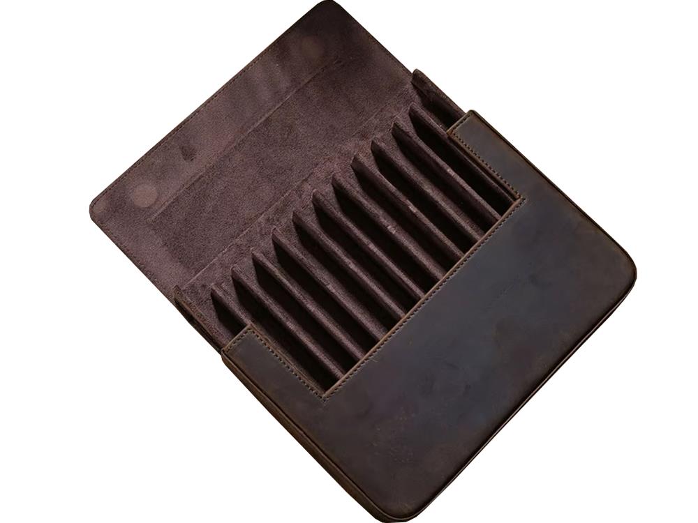 Estuche Iguana Marrón, 12 Piezas de Escritura