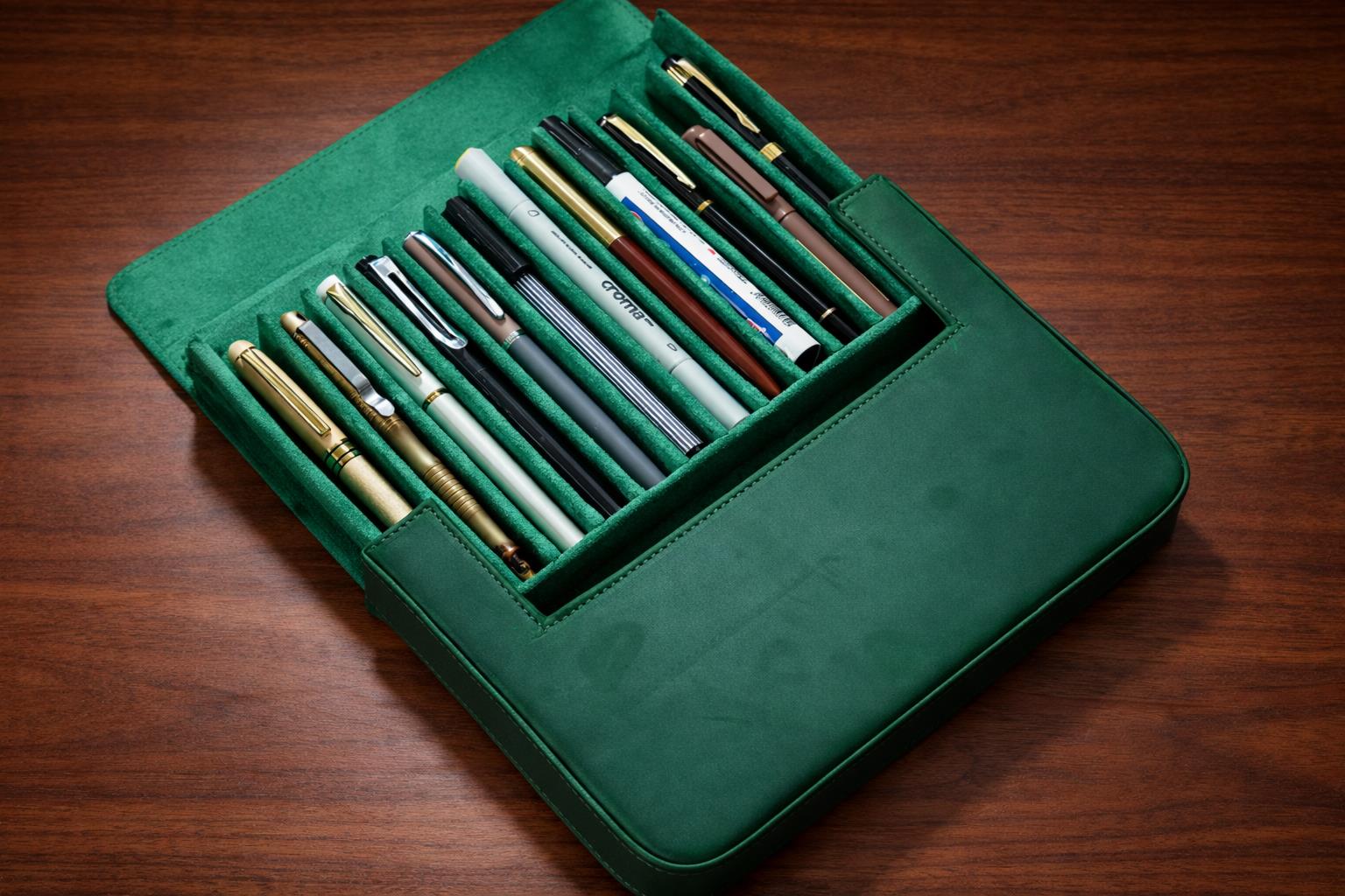 Estuche Iguana Verde, 12 Piezas de Escritura