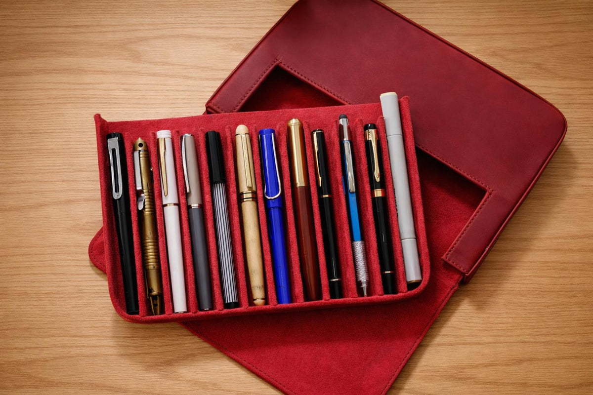 Estuche Iguana Rojo, 12 Piezas de Escritura