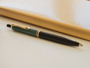 Bolígrafo Pelikan K400, Negro y verde, Adornos en oro, 996835