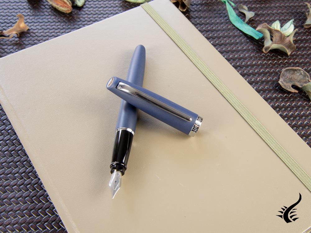 Pluma Estilográfica Aurora Style, Resina Azul, Adornos cromados, E20B