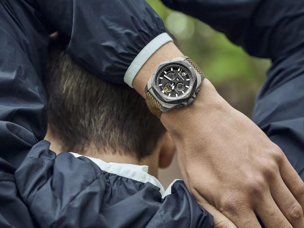 Reloj de Cuarzo Victorinox I.N.O.X. Chrono, Titanio, Negro, 43 mm, V241988.1